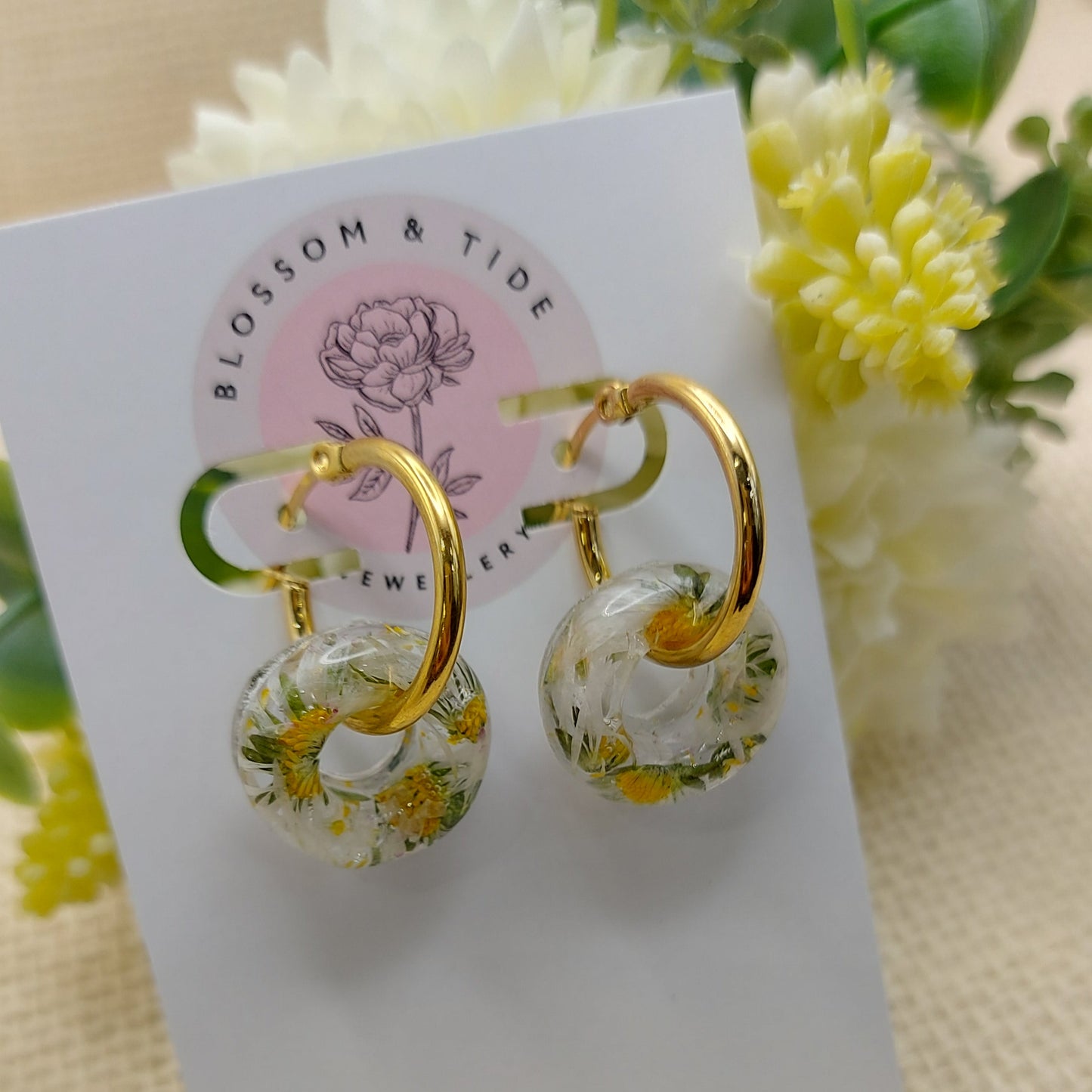 Nature-inspired daisy earrings with a unique donut design.