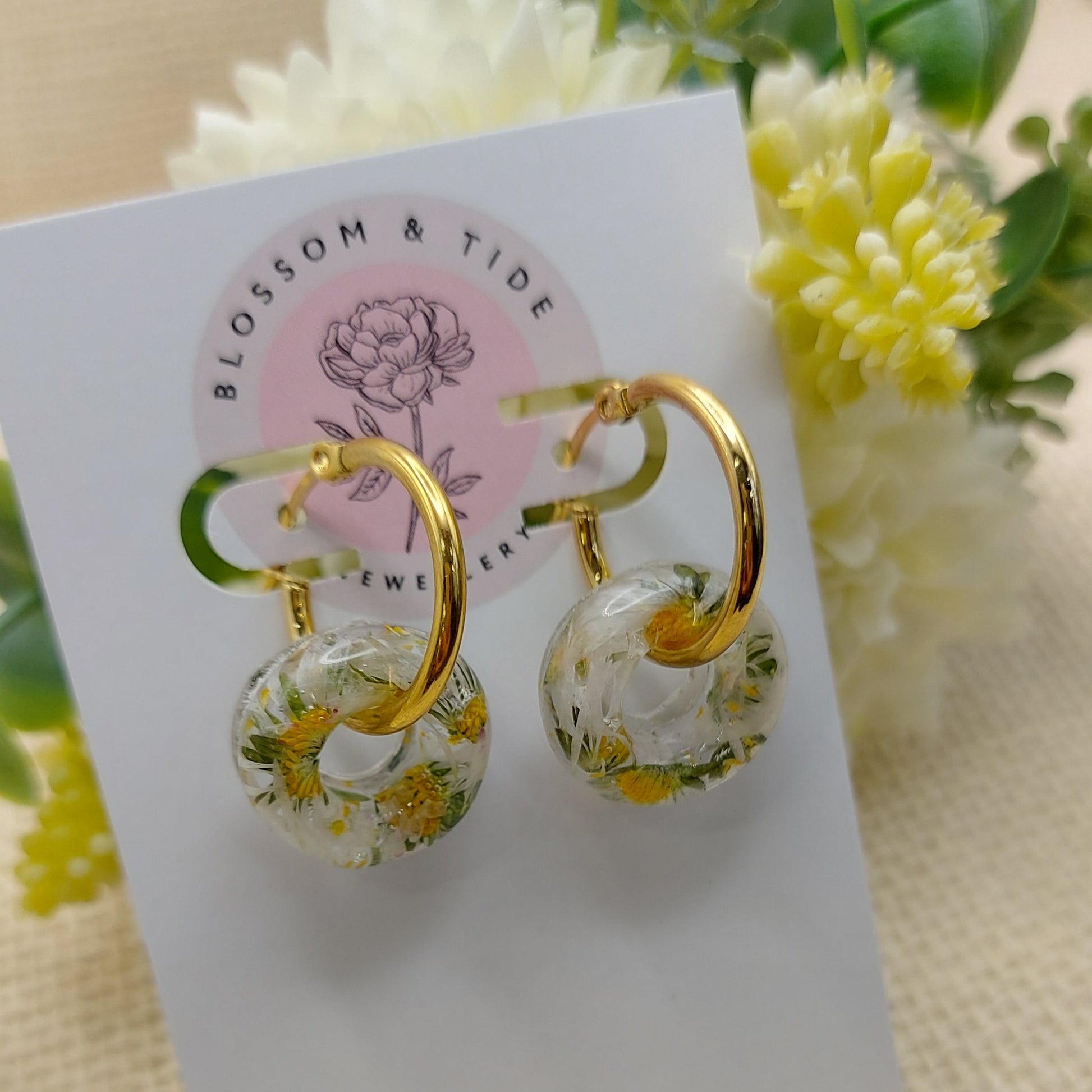 Nature-inspired daisy earrings with a unique donut design.