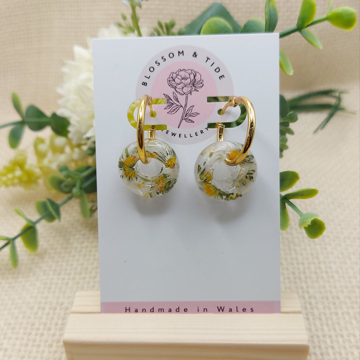 Nature-inspired daisy earrings with a unique donut design.