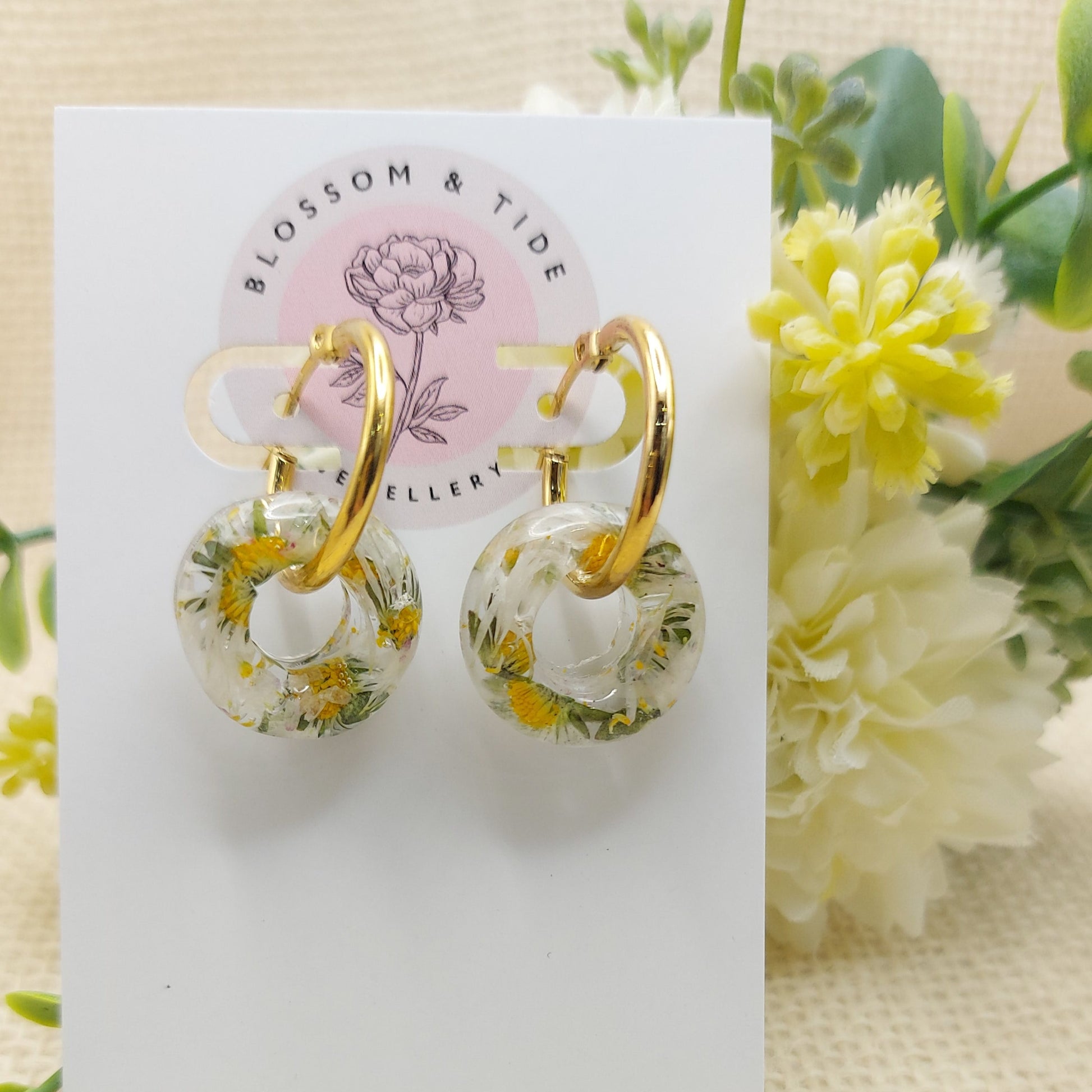 Nature-inspired daisy earrings with a unique donut design.
